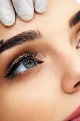 woman-with-freckles-her-face-words-freckles-face_1126821-19497 (1)